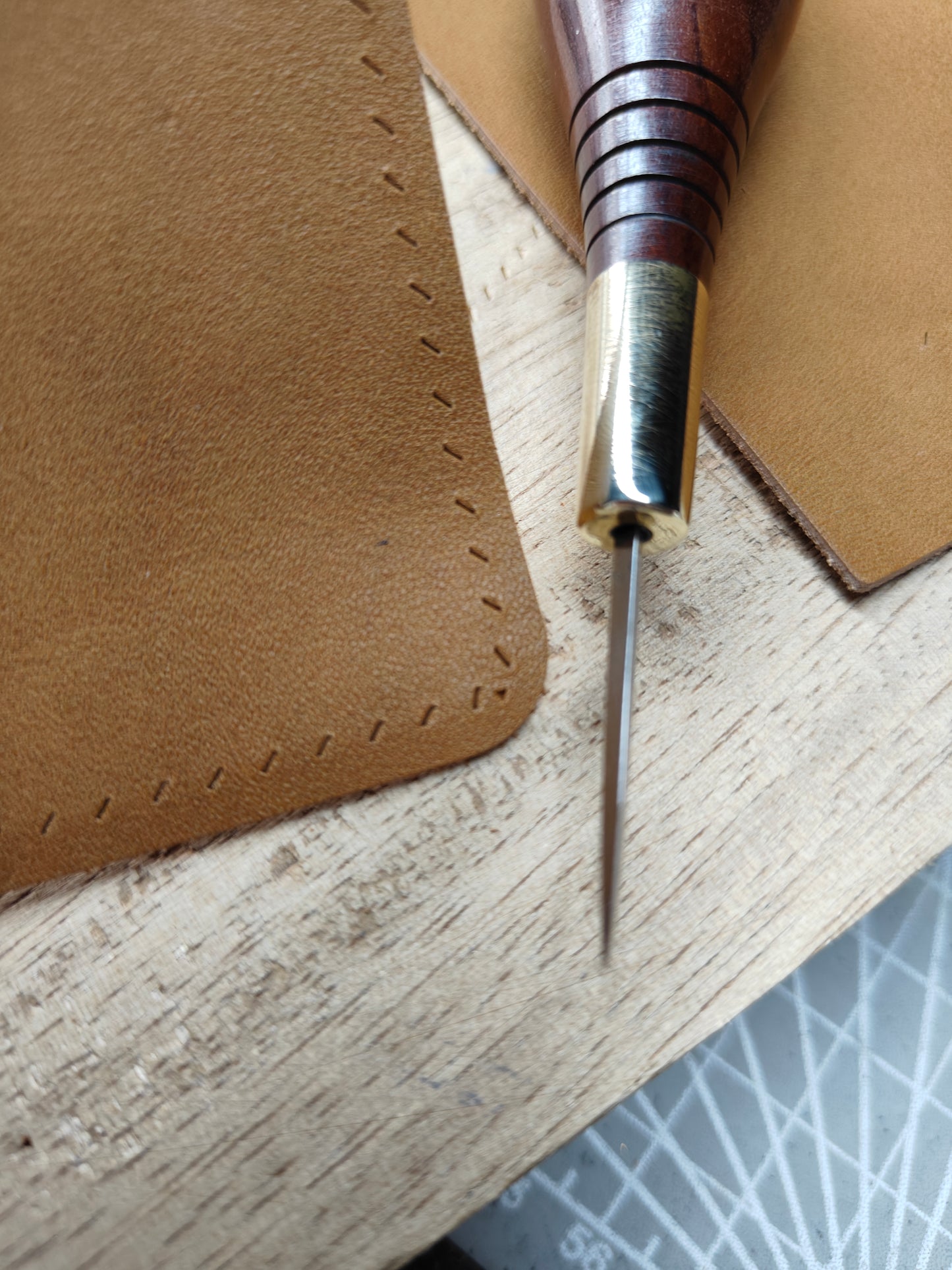 Traigle awl for corner stitching