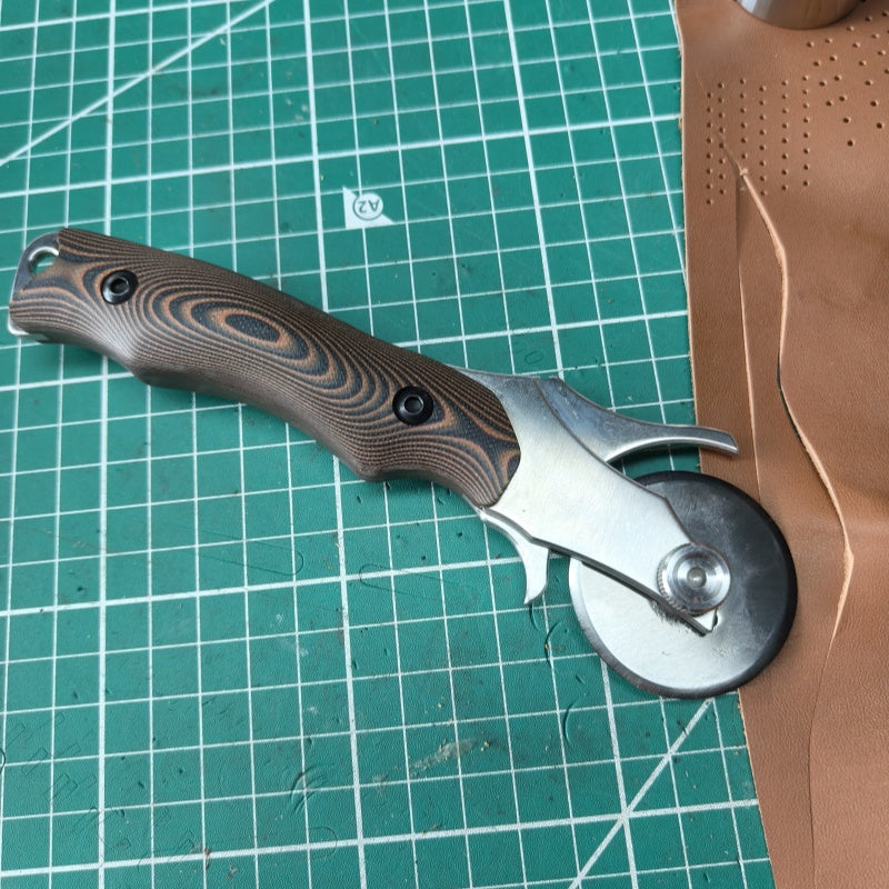 Roller knife (Better for thin chrome leather)