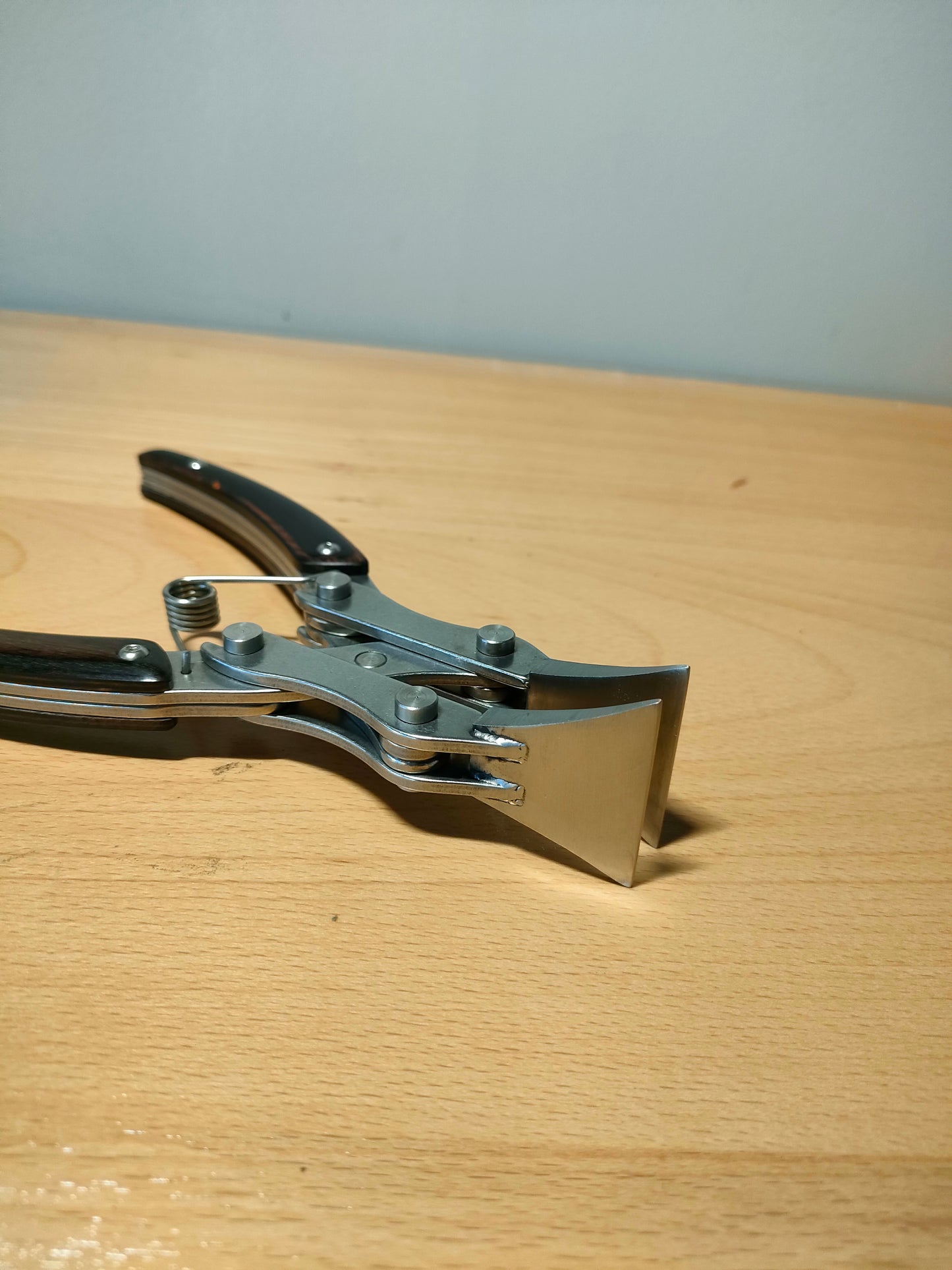 Leather edge glue plier