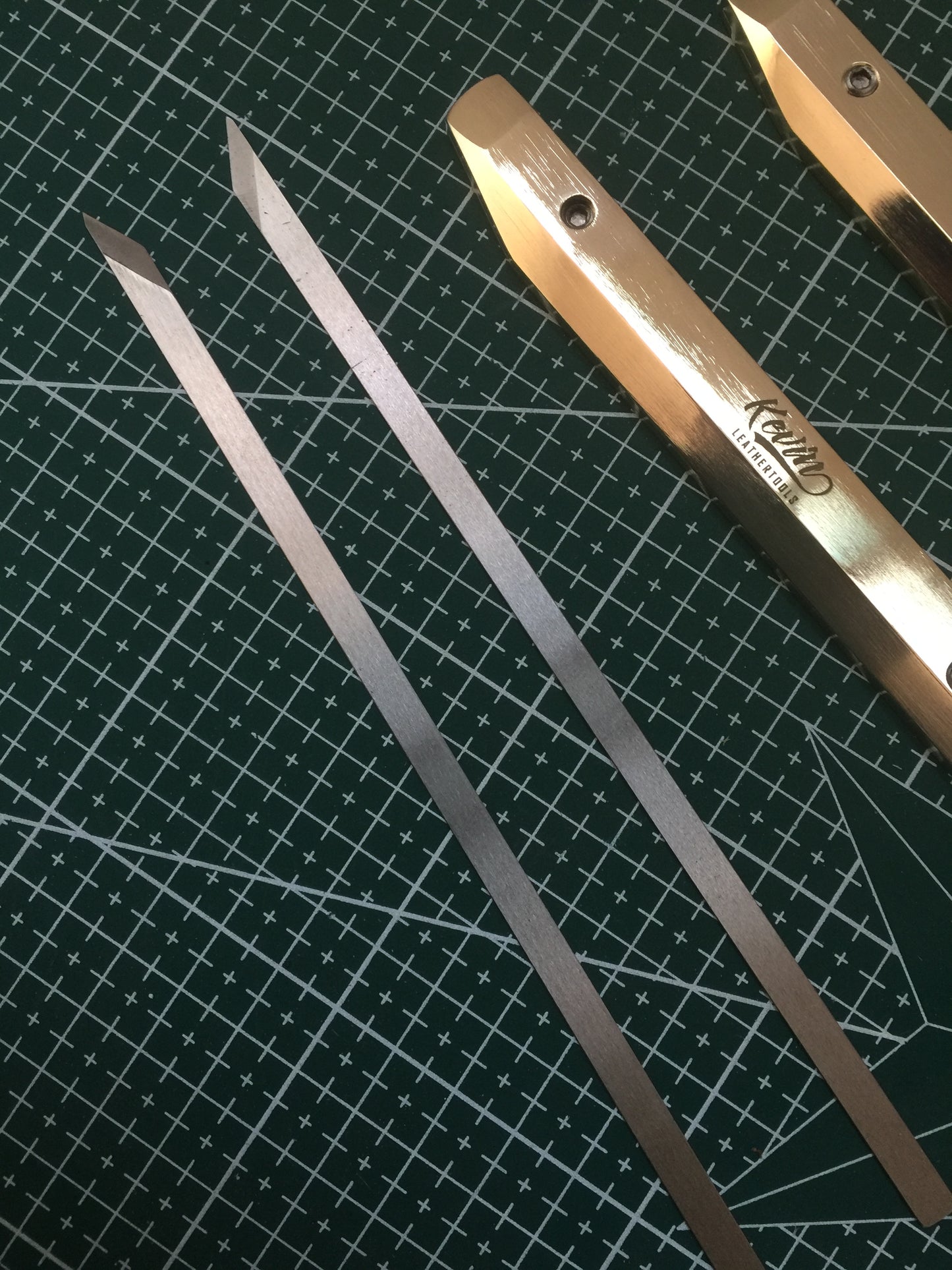 KL brass clicking knife