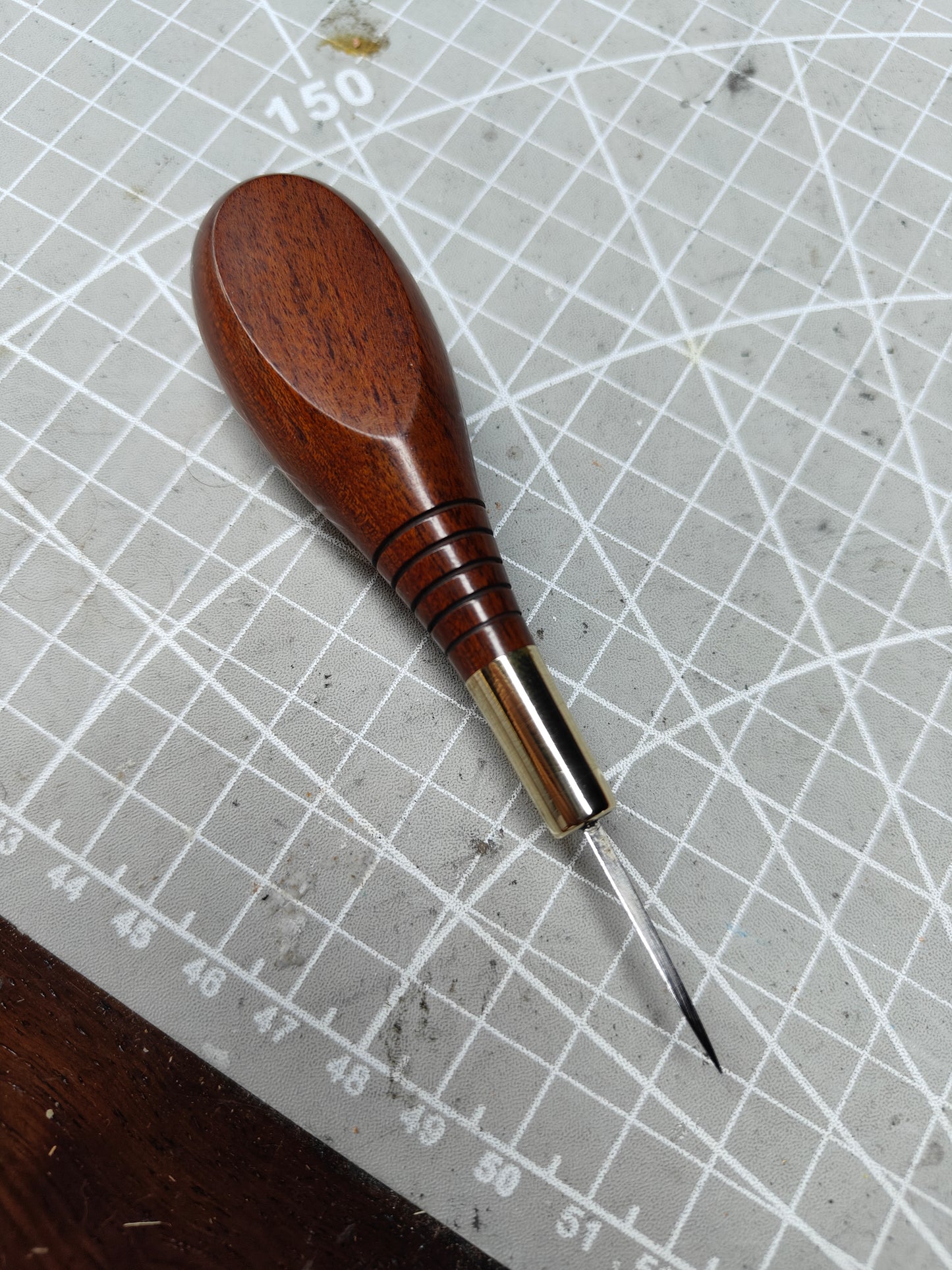 Traigle awl for corner stitching