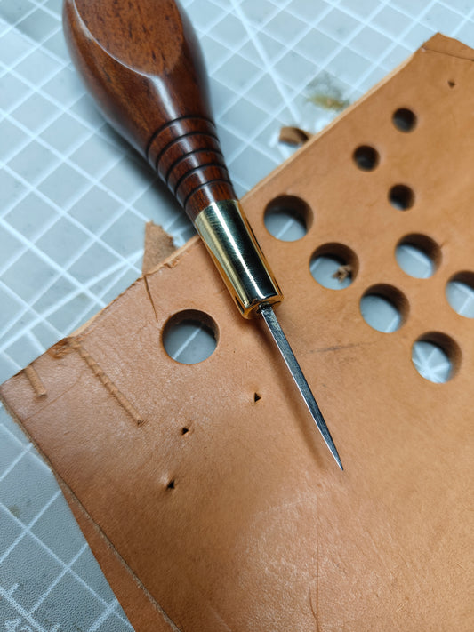 Traigle awl for corner stitching