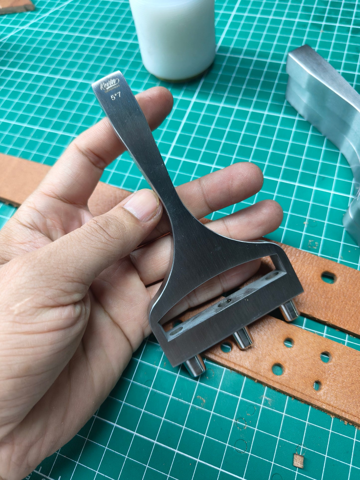 Belt strap hole punch in row with 3 tips