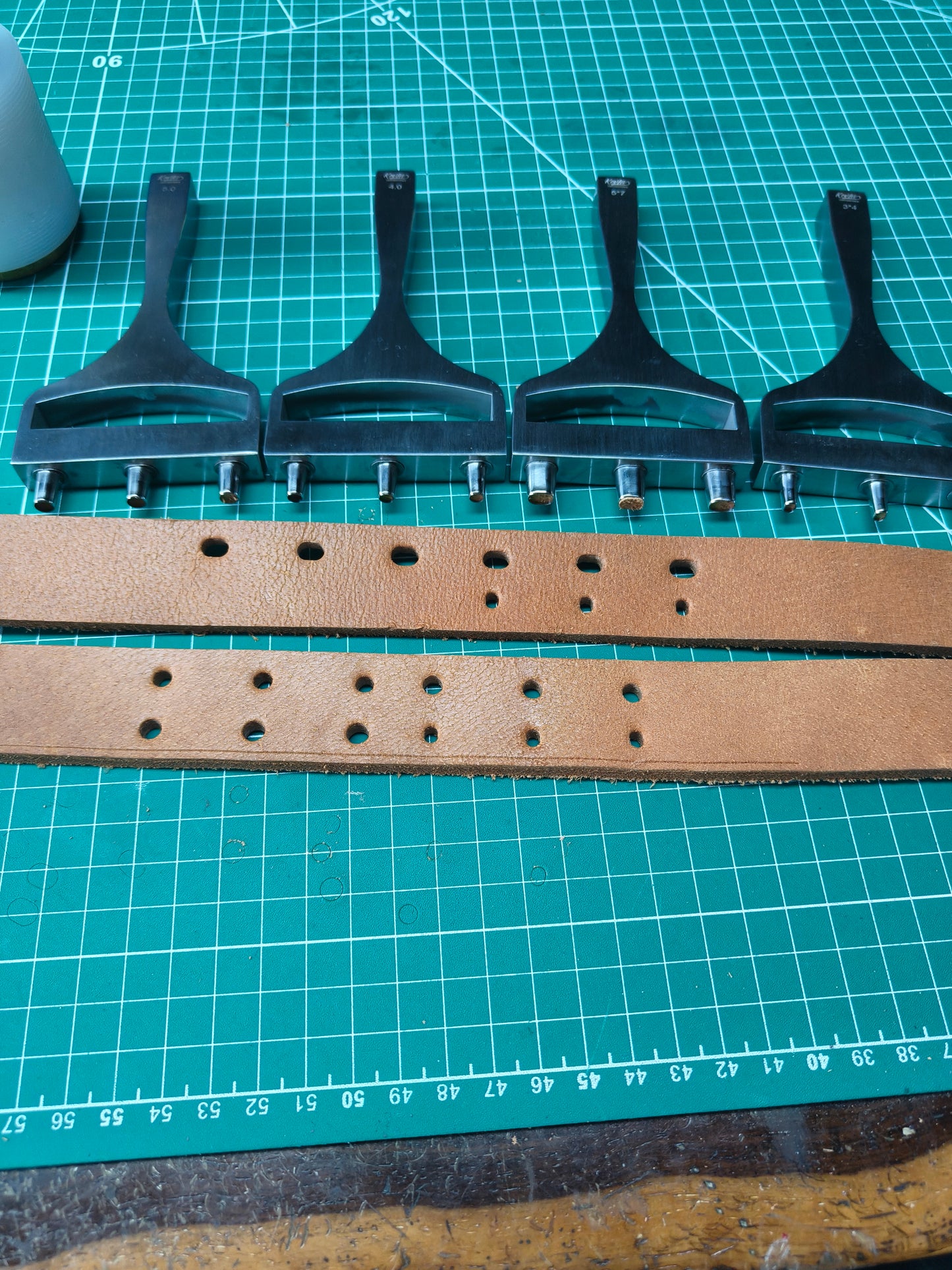Belt strap hole punch in row with 3 tips
