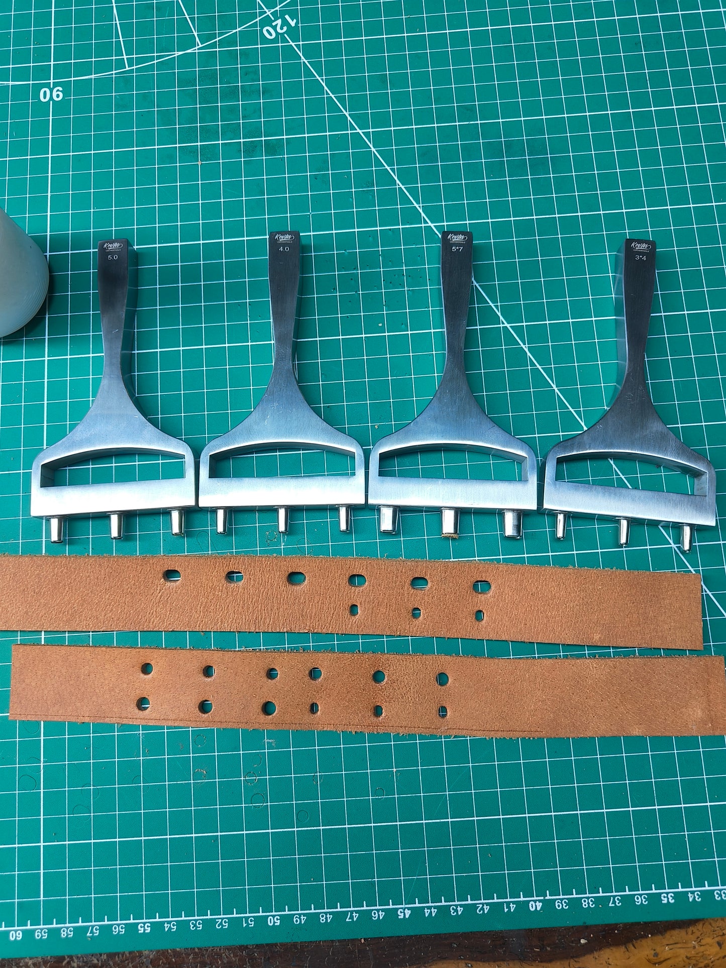 Belt strap hole punch in row with 3 tips