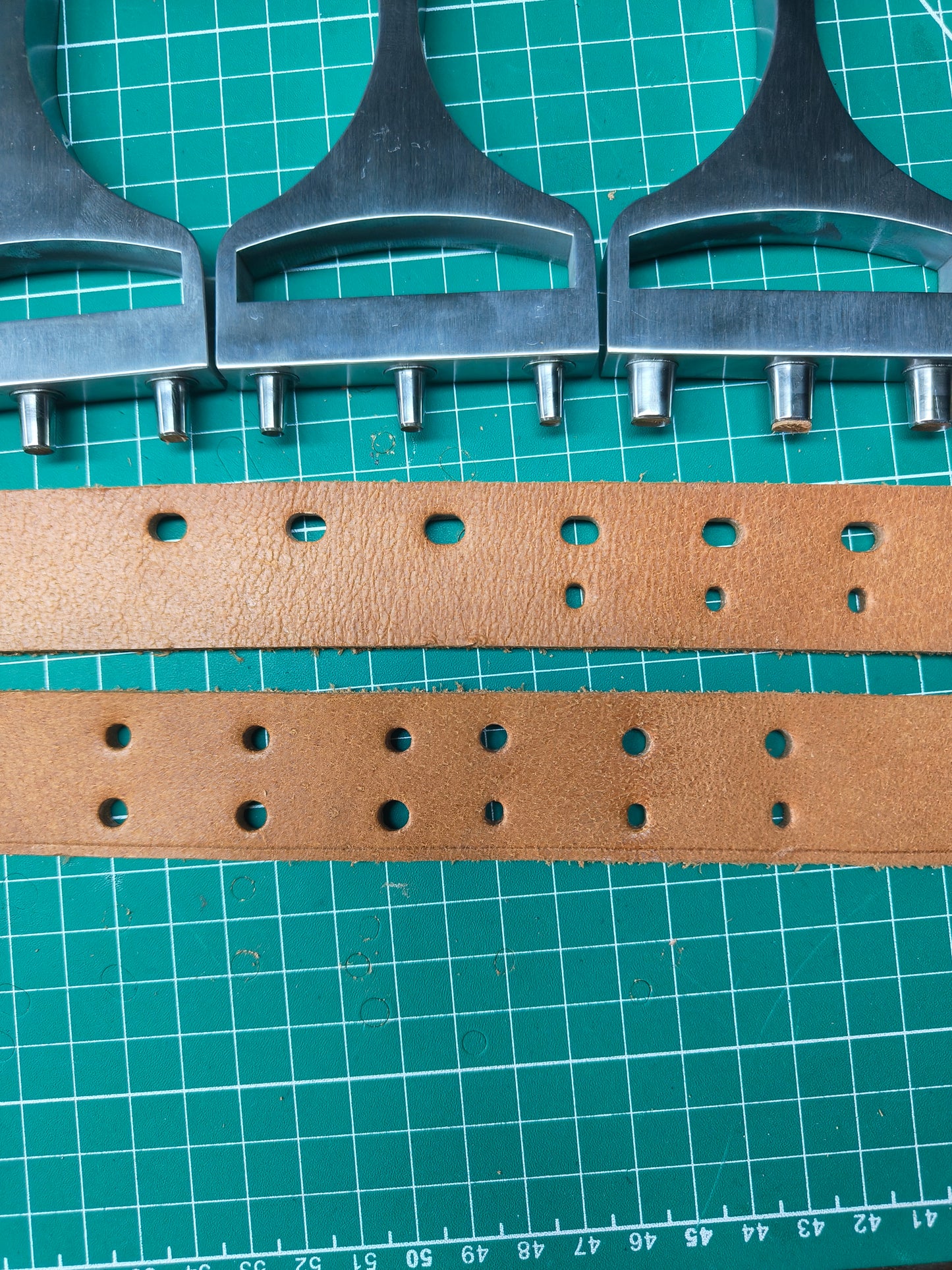 Belt strap hole punch in row with 3 tips