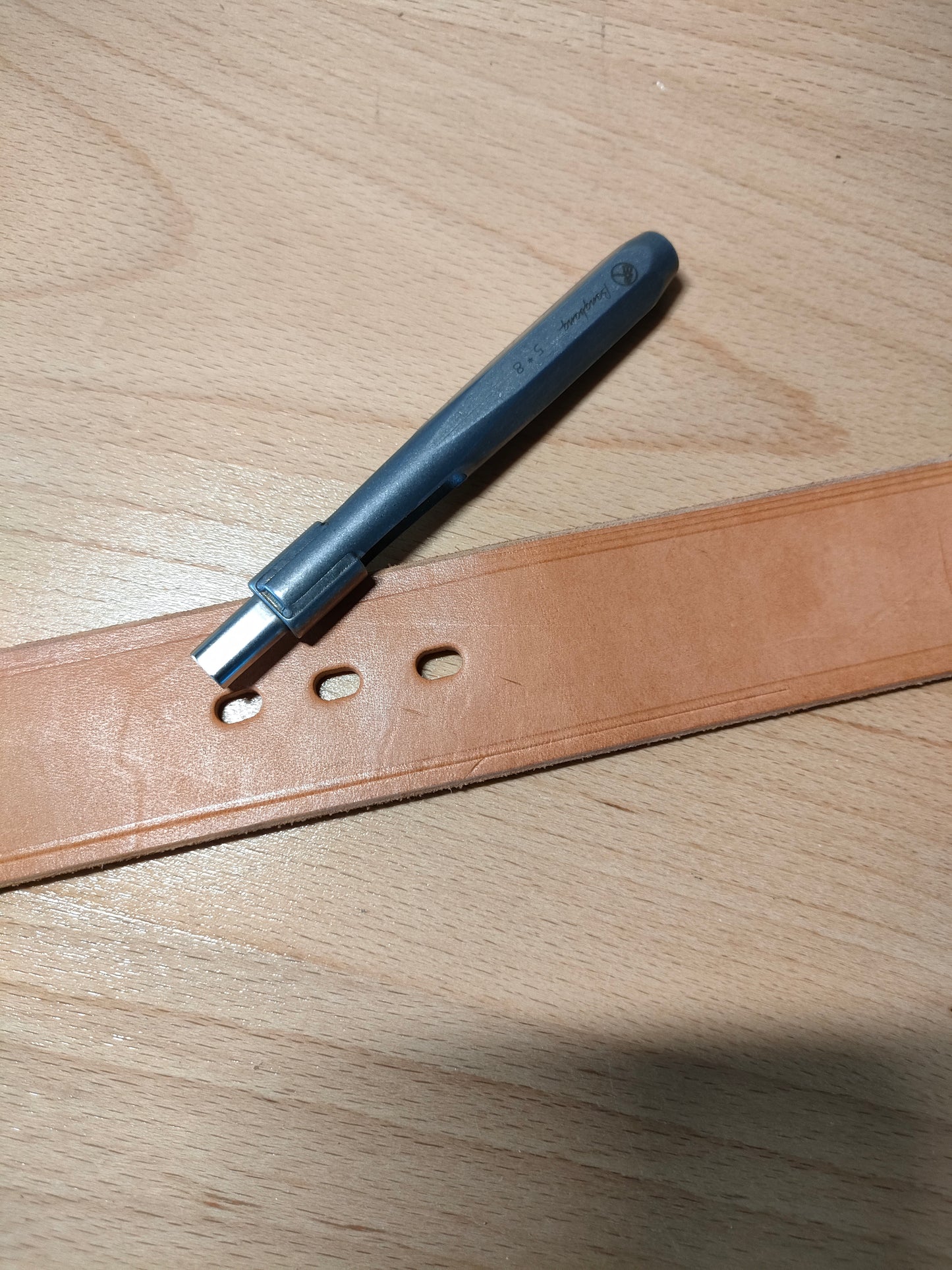 Premium taperless hole punch