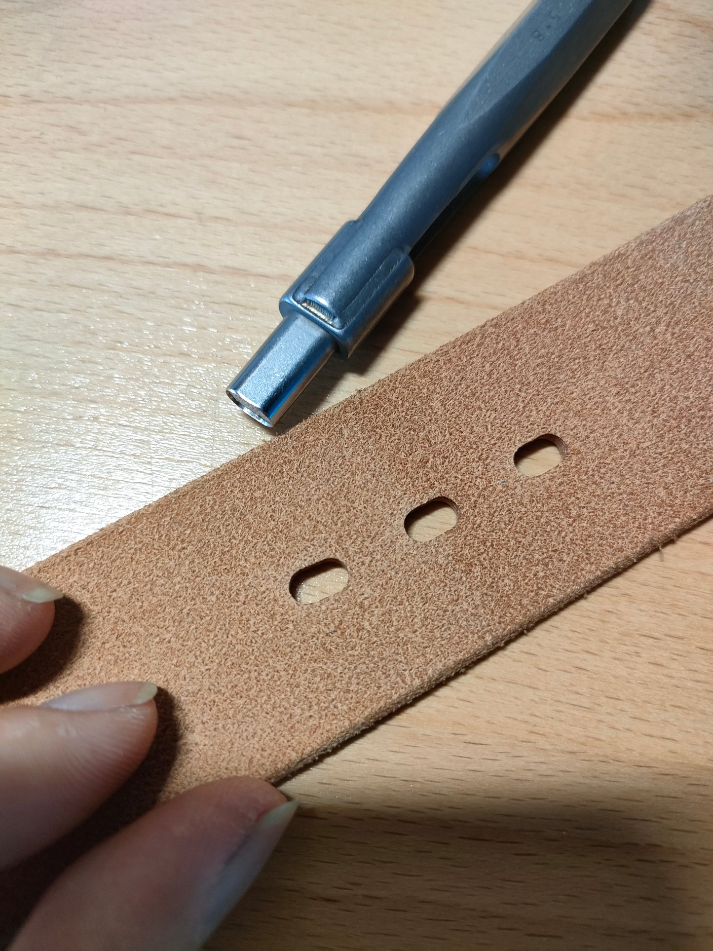 Premium taperless hole punch