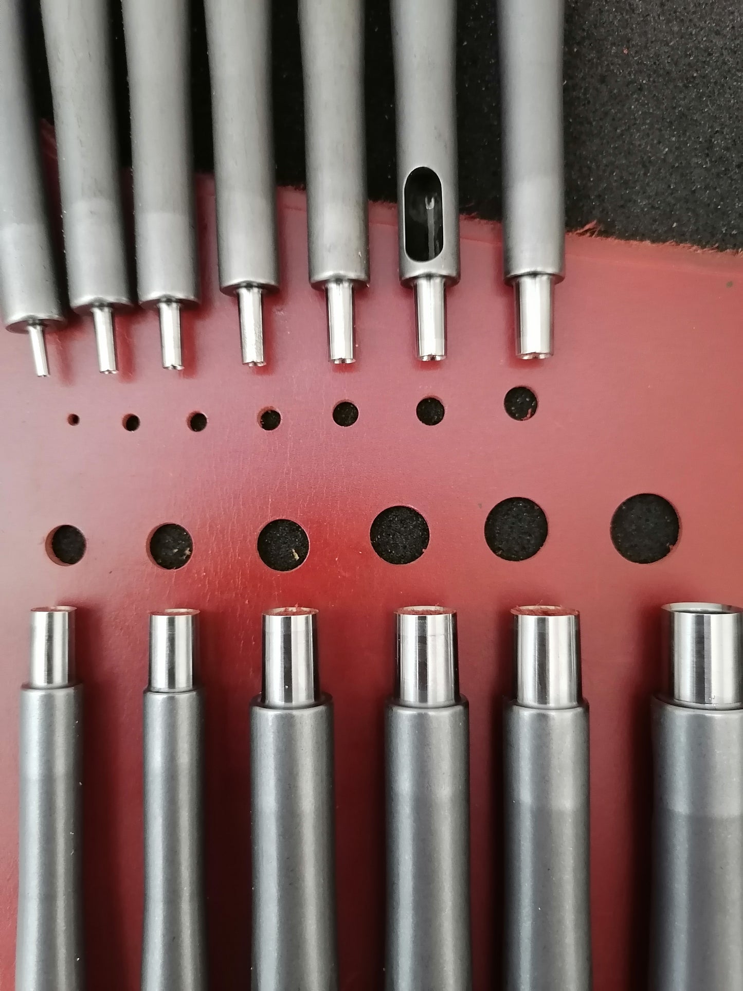 Premium taperless hole punch
