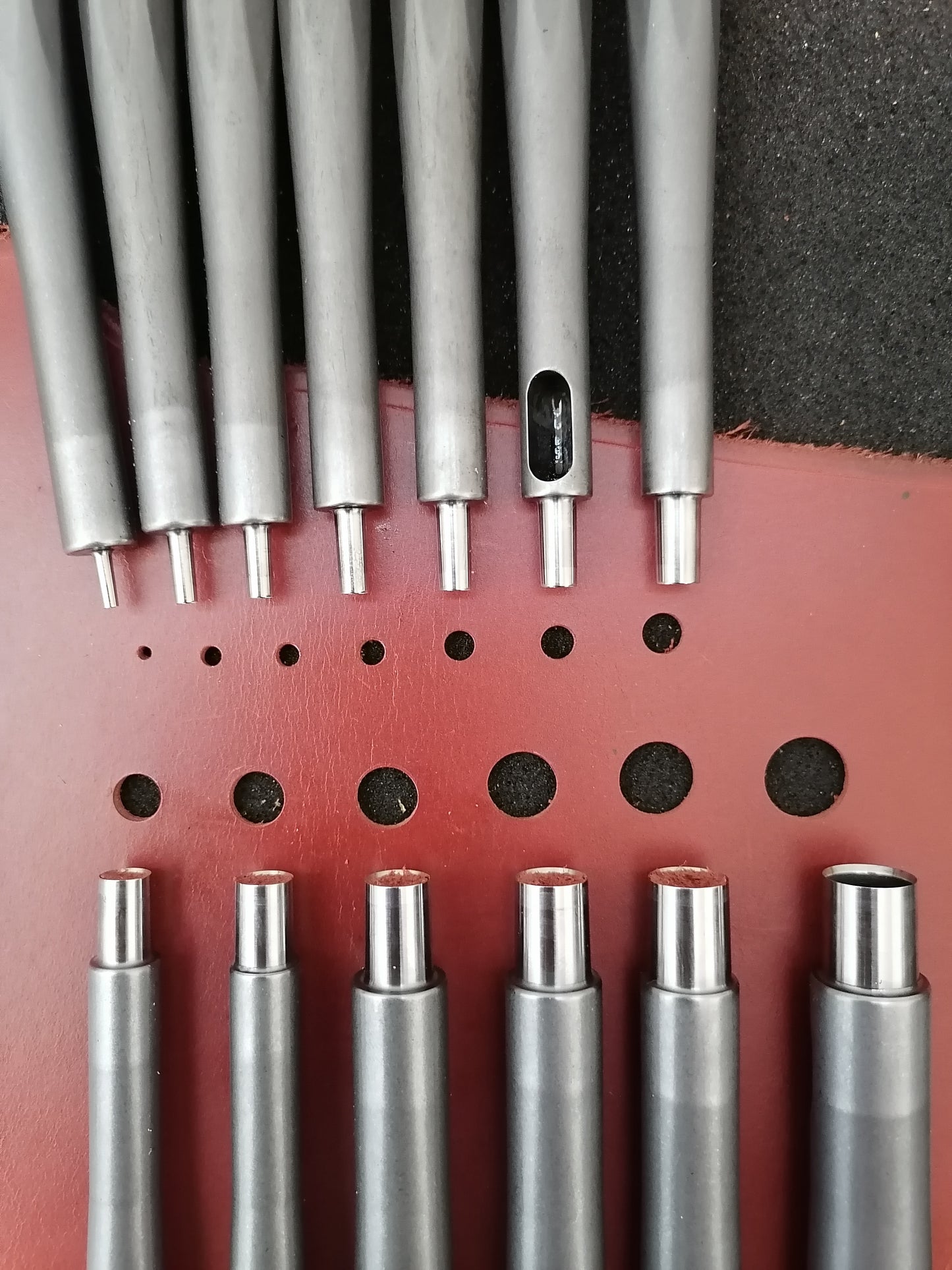 Premium taperless hole punch