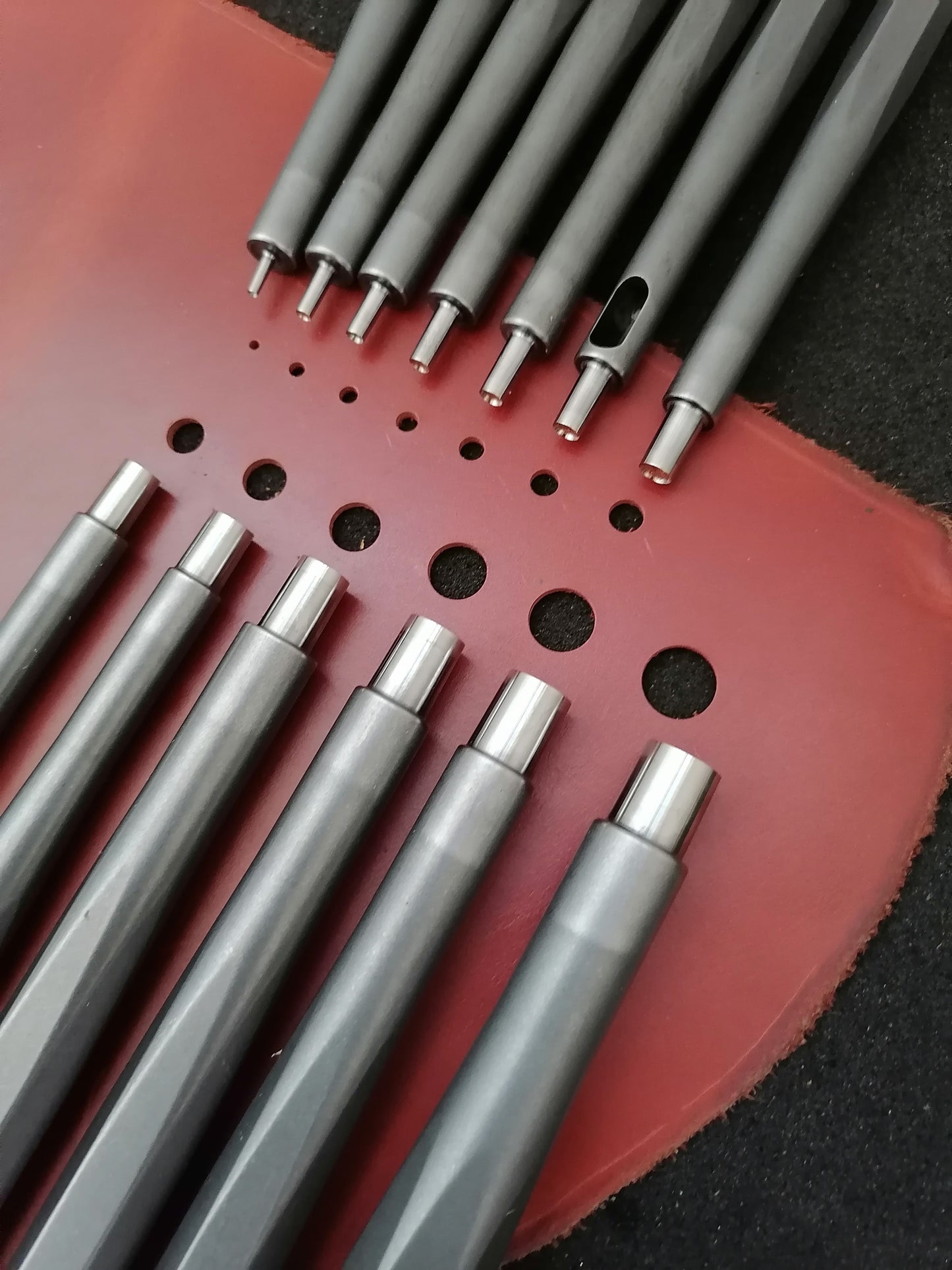 Premium taperless hole punch