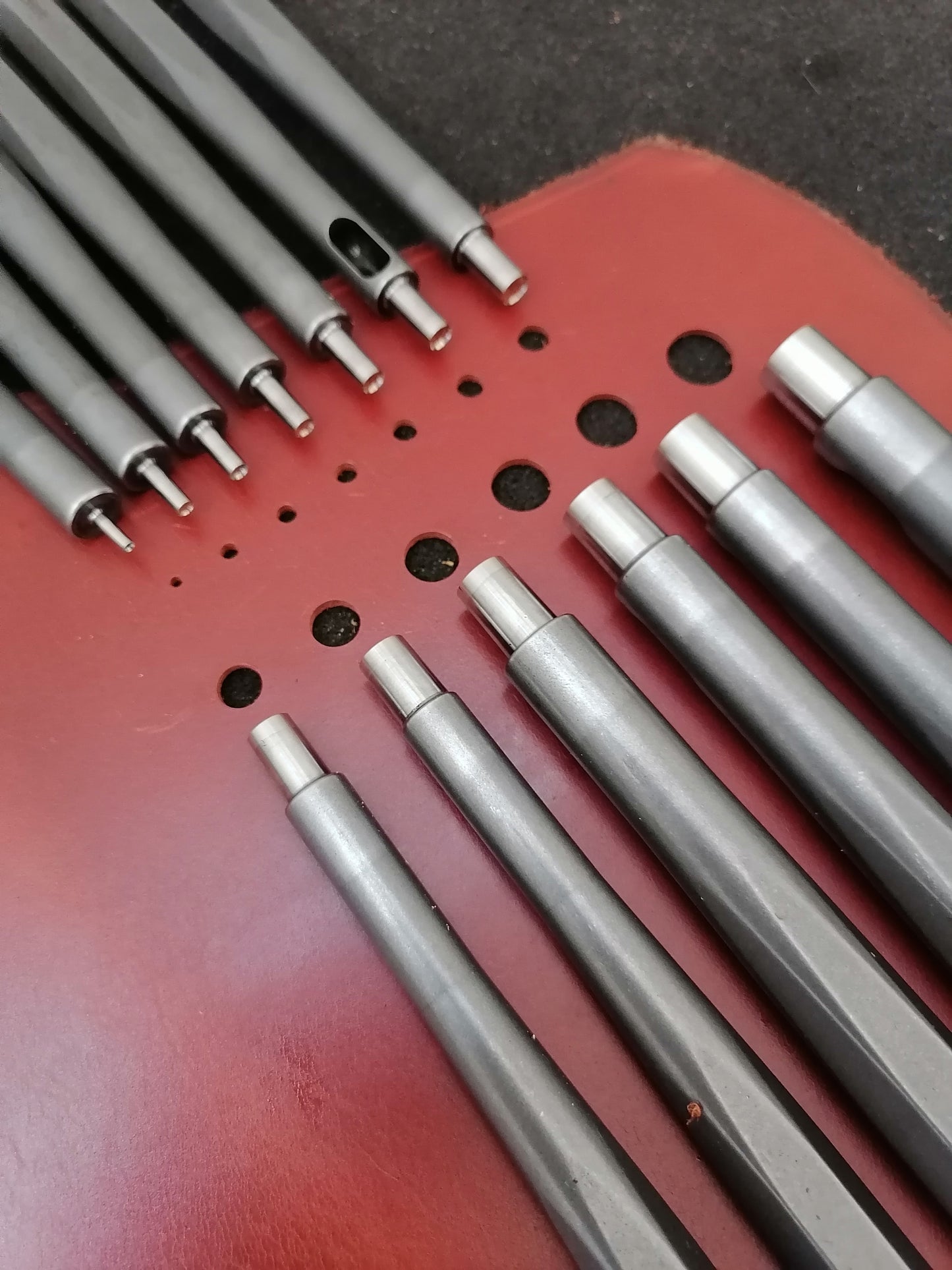 Premium taperless hole punch