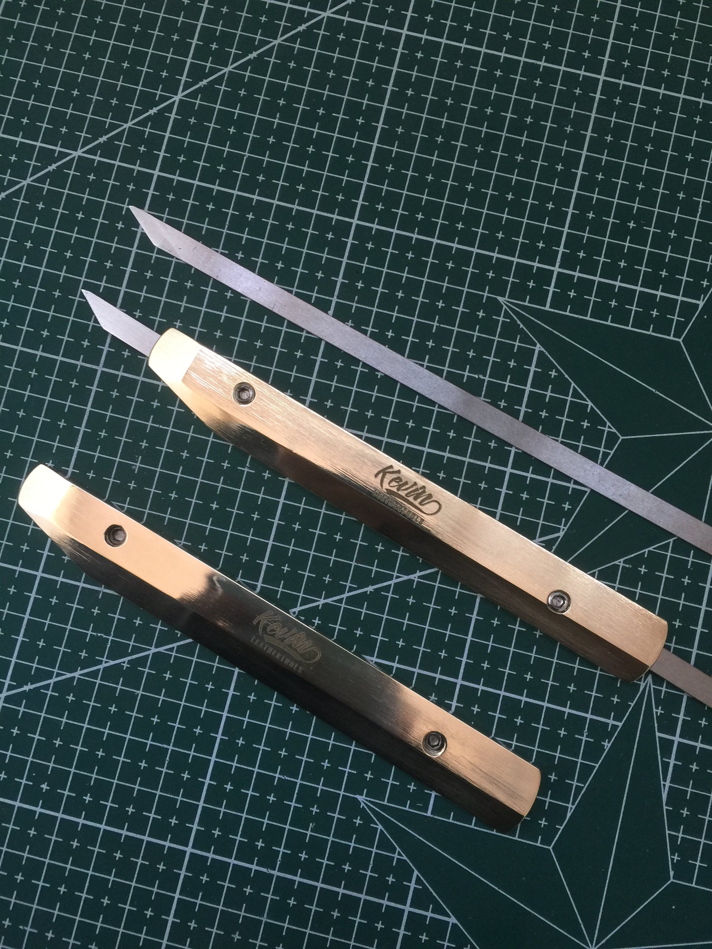 KL brass clicking knife